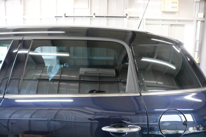 平成27年BMWミニのカーフィルム施工後の左後ろドアガラス

